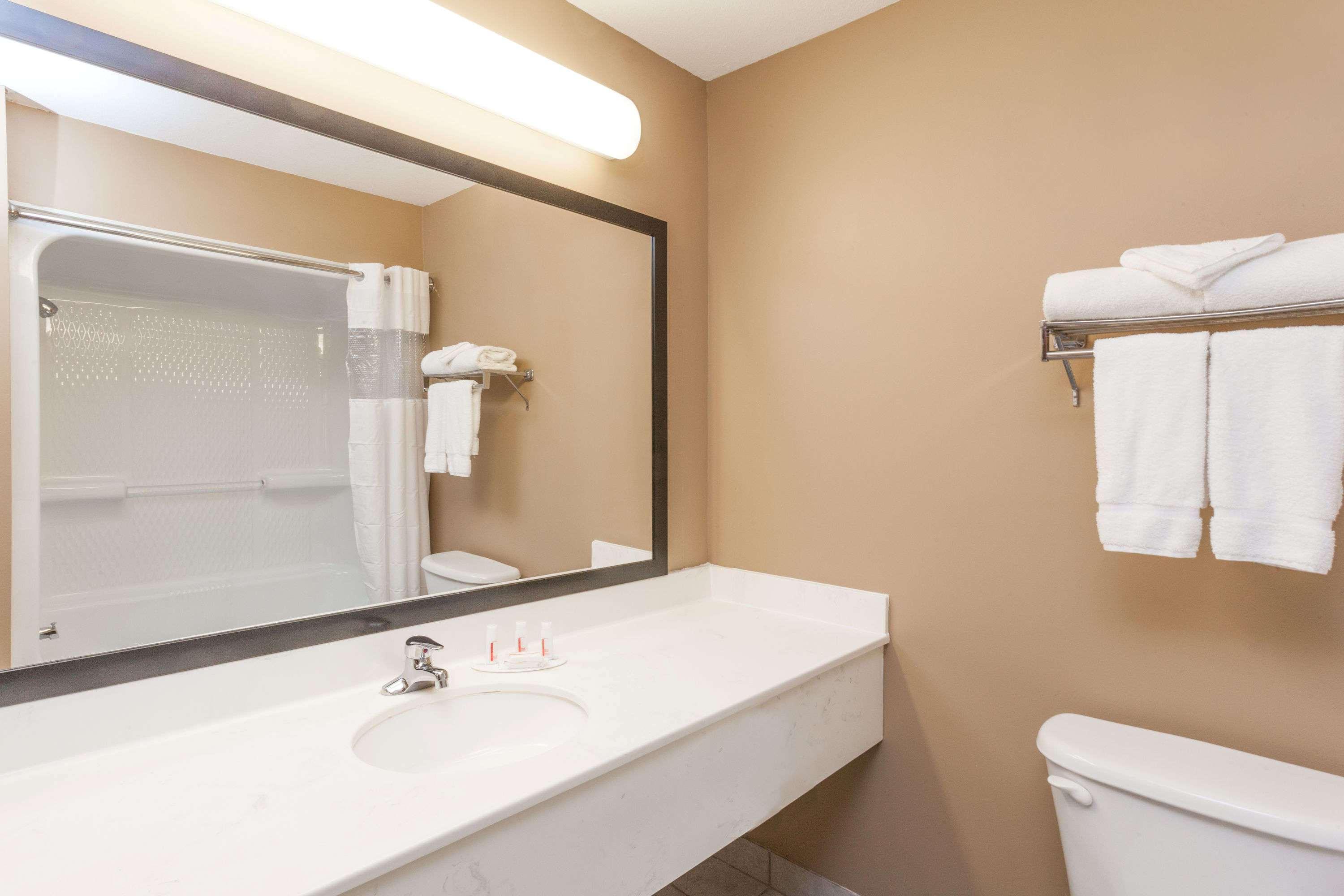 Baymont By Wyndham New Buffalo Extérieur photo
